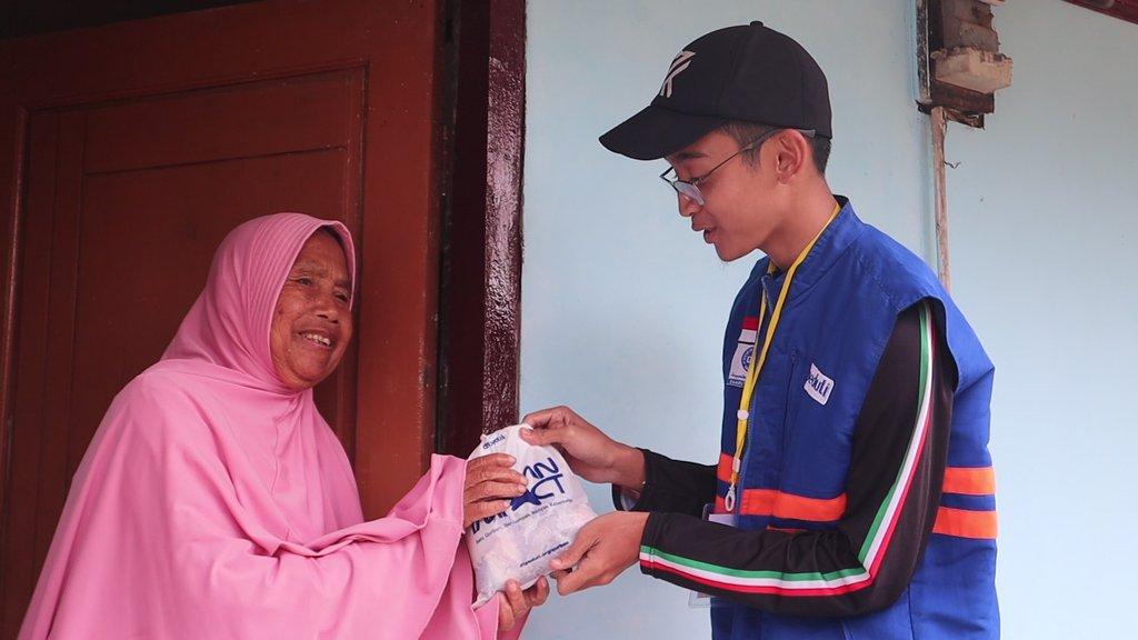 Hadirkan Kebahagiaan Qurban, DT Peduli Salurkan 65 Domba untuk Ratusan KK di Kertasari  - Cover Image